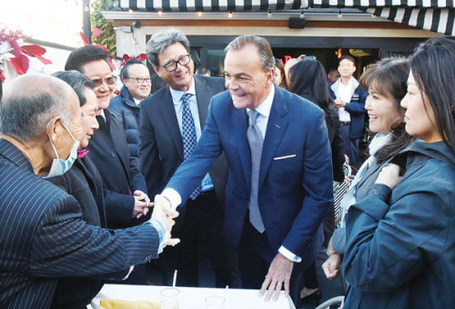 아쉽게 패한 릭카루소 시장후보가 한인 지지자들과 악수를 나누고 있다. <사진출처 한국일보>