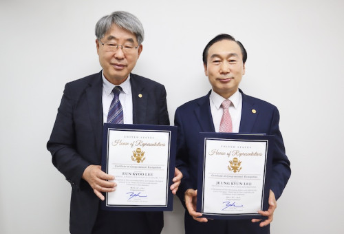 미주대한신학대학 이은규 총장(좌)과 본보 이정균 사장(우)